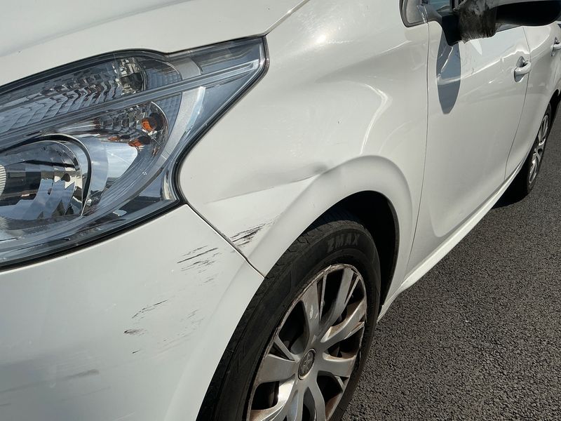 Peugeot 208 1.6 HDi Active Auto Ecole 2015 – снимка 36