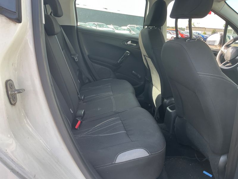 Peugeot 208 1.6 HDi Active Auto Ecole 2015 – снимка 19