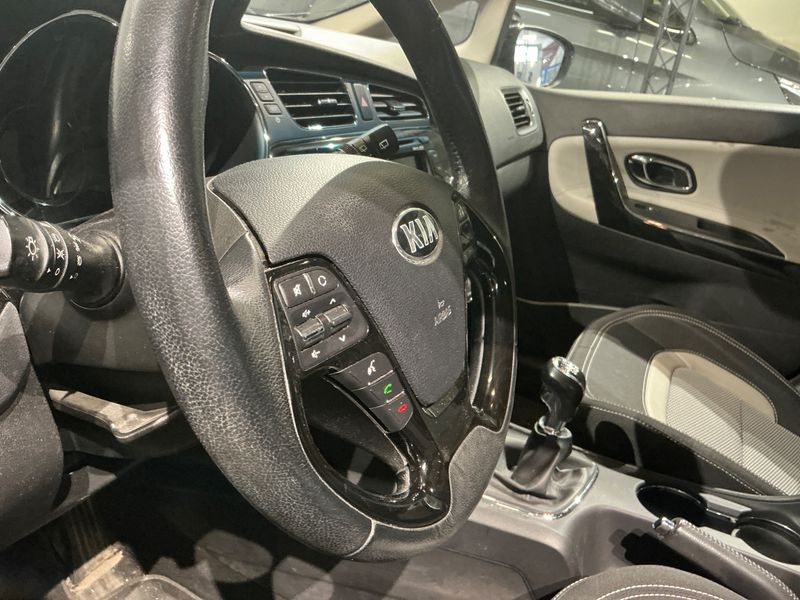 Kia cee'd 1.6 CRDi Dream Team 2015 – снимка 31