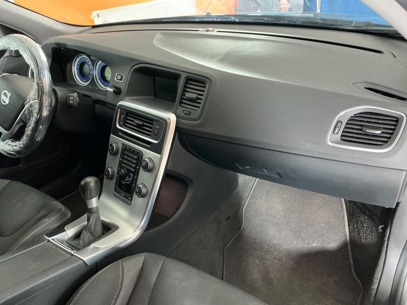 Volvo V60 2.0 D4 R-Design 2011 – снимка 55