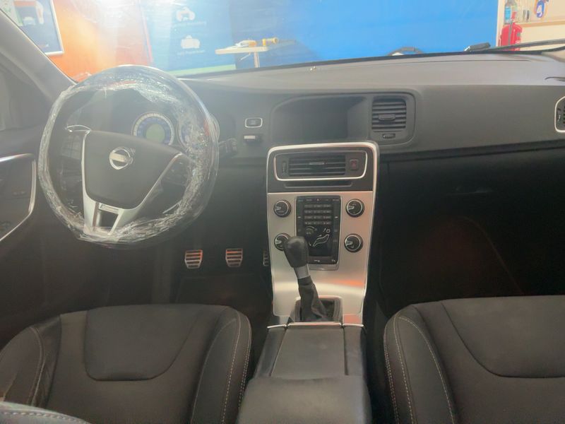 Volvo V60 2.0 D4 R-Design 2011 – снимка 18