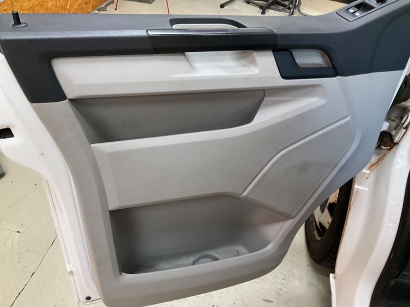 Volkswagen T6 Kombi 2.0 TDI 4Motion 2016 – снимка 30
