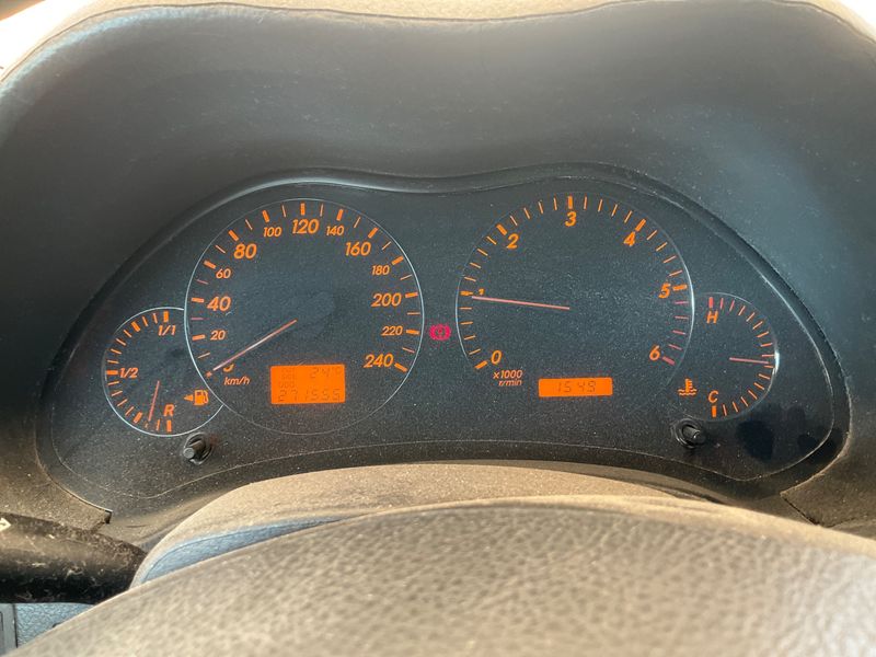 Toyota Avensis 2.2 D-4D Sol 2006 – снимка 4
