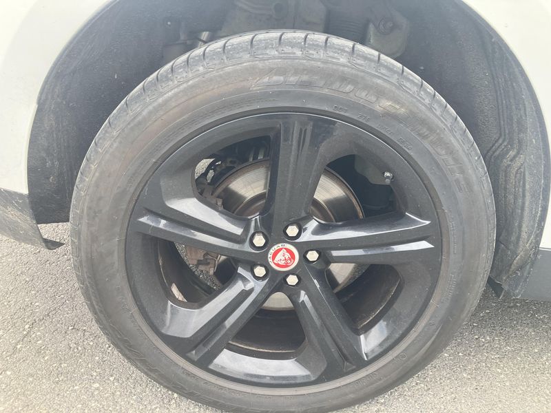 Jaguar F-Pace 20d Prestige AWD 2018 – снимка 11
