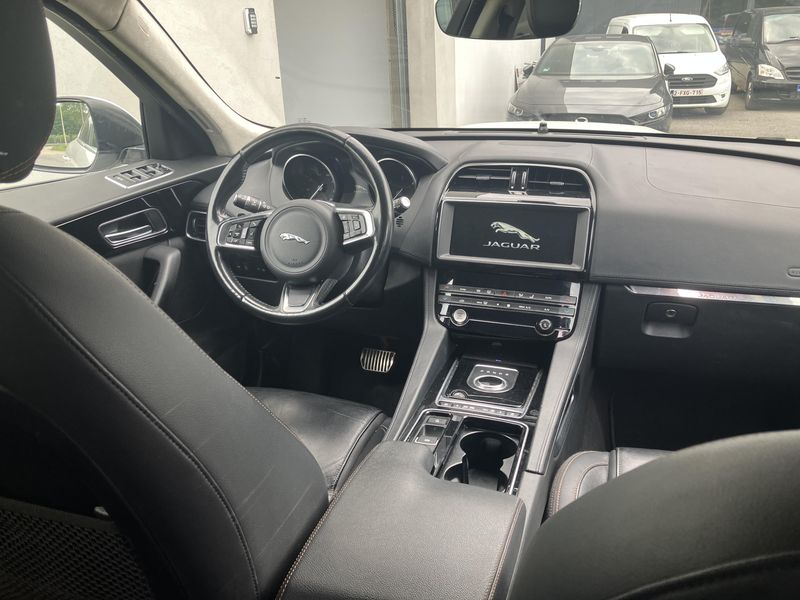 Jaguar F-Pace 20d Prestige AWD 2018 – снимка 17