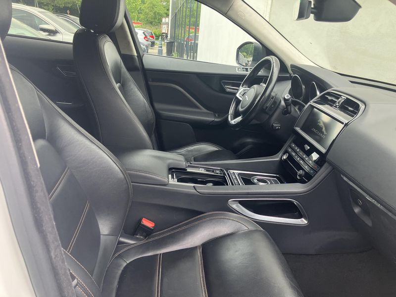 Jaguar F-Pace 20d Prestige AWD 2018 – снимка 16
