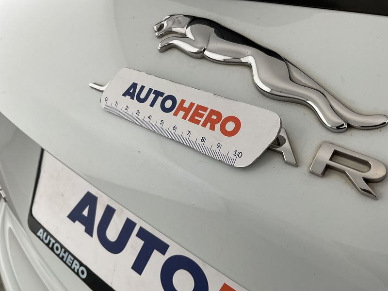 Jaguar F-Pace 20d Prestige AWD 2018 – снимка 35