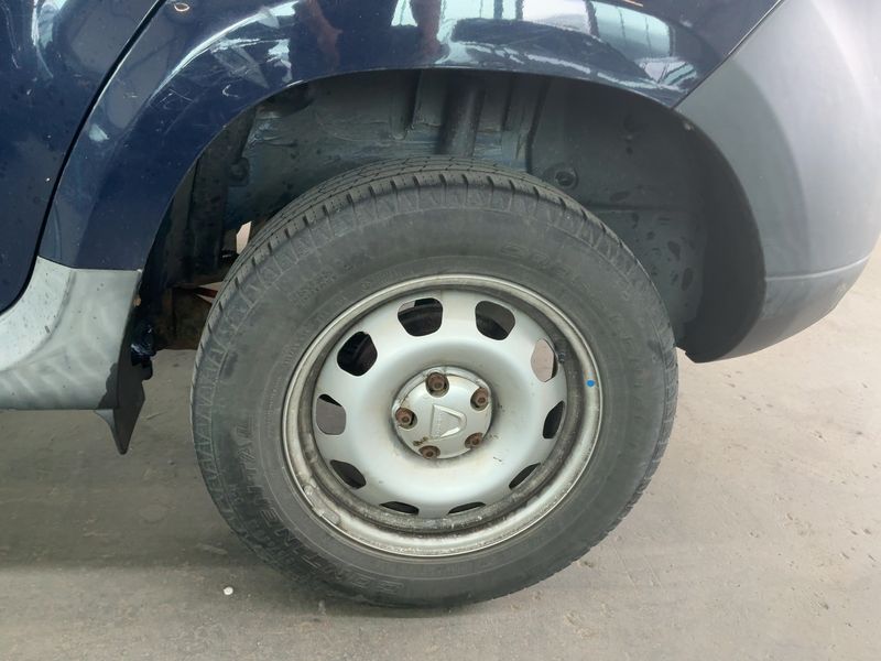 Dacia Duster 1.6 Essentiel 4x2 2015 – снимка 5