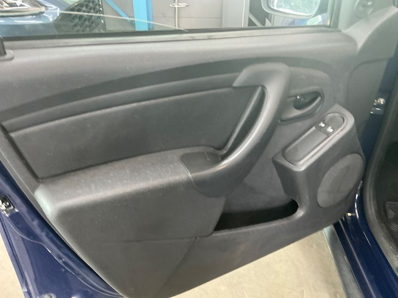 Dacia Duster 1.6 Essentiel 4x2 2015 – снимка 31