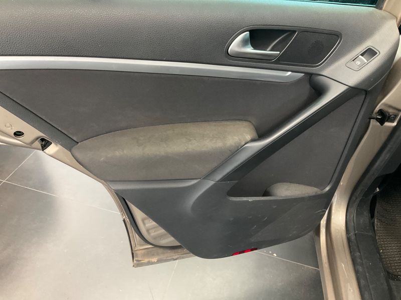 Volkswagen Tiguan 2.0 TDI Sport & Style 4Motion 2015 – снимка 33