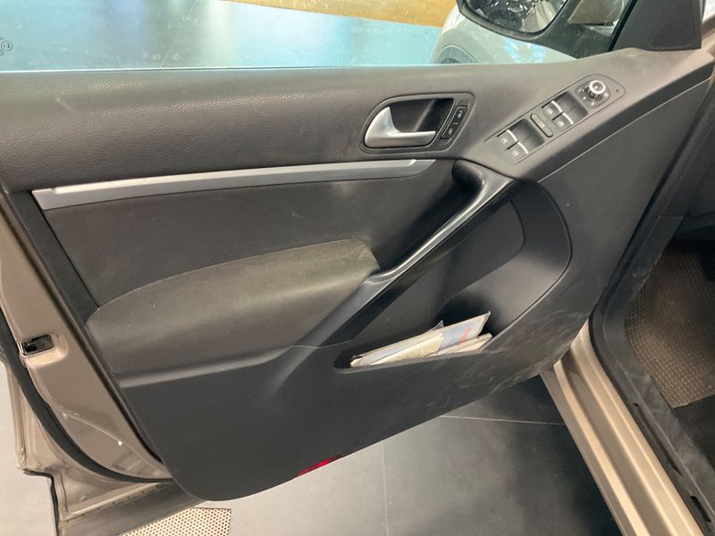 Volkswagen Tiguan 2.0 TDI Sport & Style 4Motion 2015 – снимка 31
