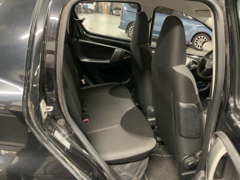 Toyota Aygo 1.0 VVT-i Dynamic 2012 – снимка 19
