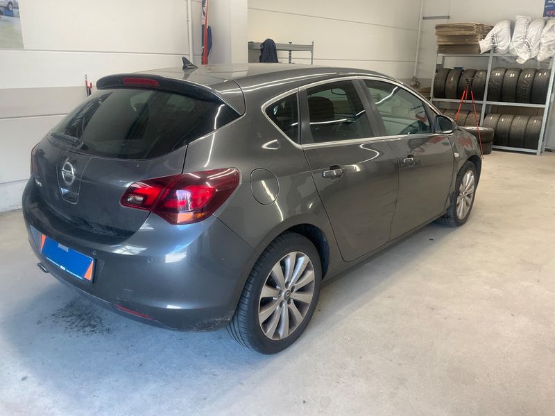 Opel Astra 1.4 Turbo Innovation 2011 – снимка 2
