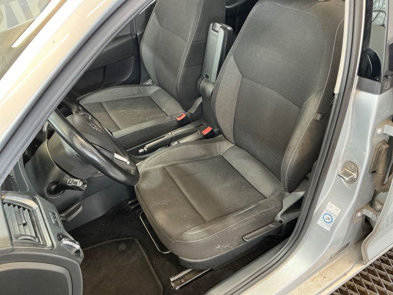 Skoda Rapid Spaceback 1.6 TDI 2015 – снимка 32