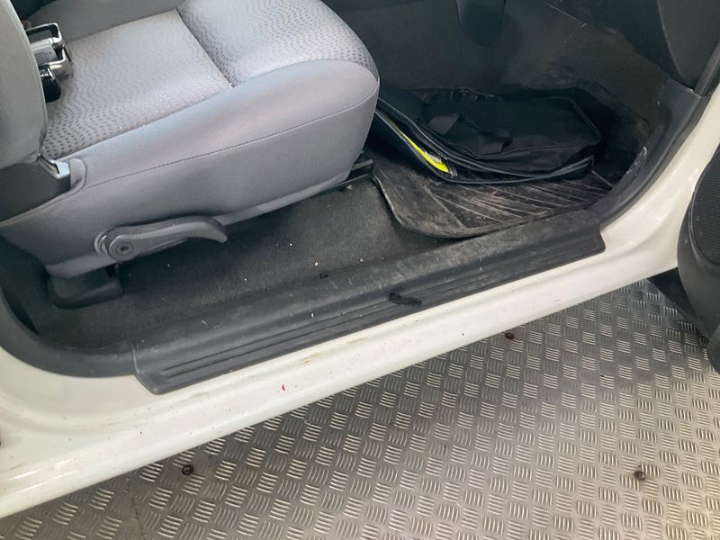 Isuzu D-MAX 2.5 Turbodiesel Double Cab Basis 4WD 2012 – снимка 28