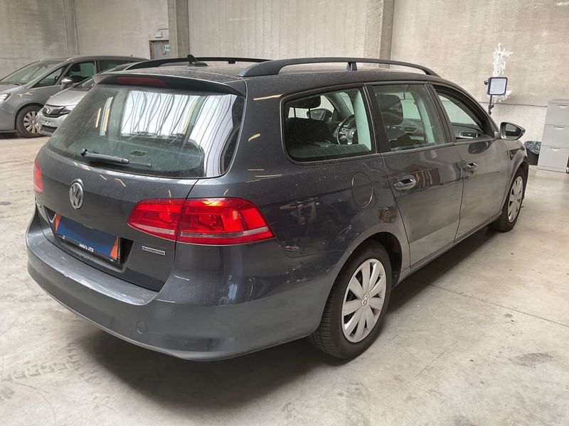 Volkswagen Passat 1.6 TDI Trendline BlueMotion Tech 2012 – снимка 2