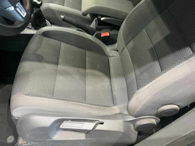 Volkswagen Touran 1.6 TDI Comfortline 2011 – снимка на щета 44