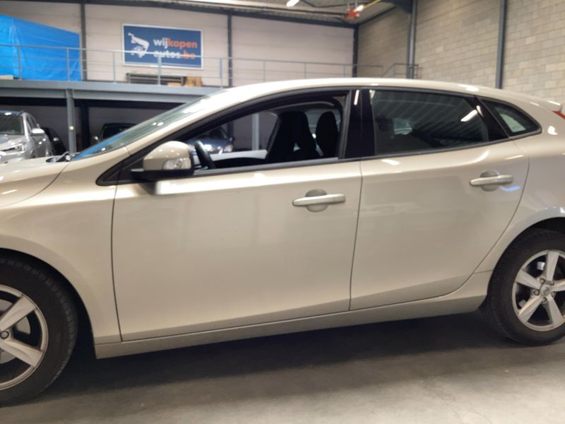 Volvo V40 2.0 D2 Kinetic 2017 – снимка 4