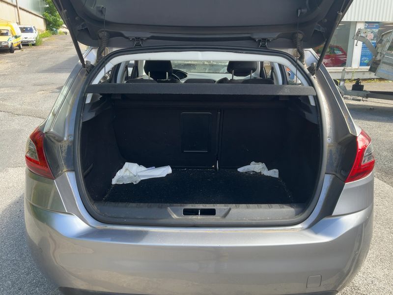 Peugeot 308 1.2 e-THP Allure 2018 – снимка 15
