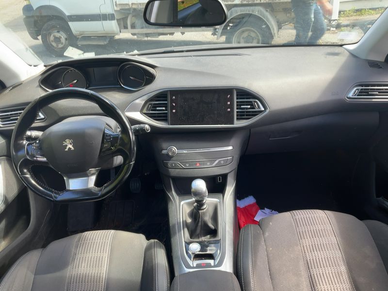 Peugeot 308 1.2 e-THP Allure 2018 – снимка 17