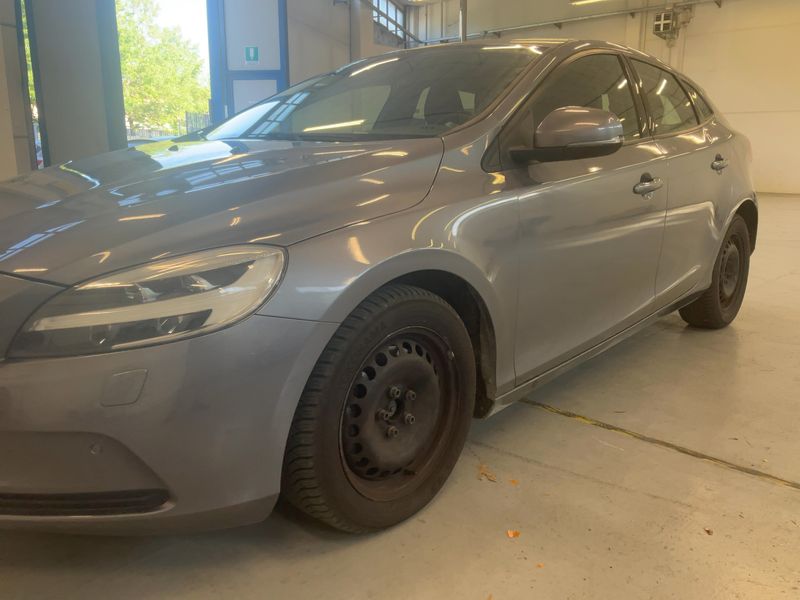 Volvo V40 2.0 D2 Plus 2019 – снимка 2