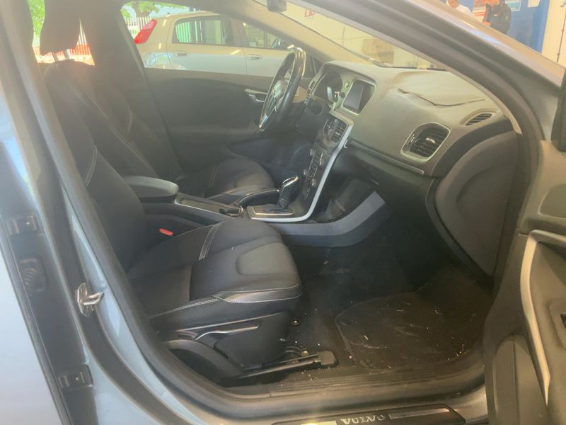 Volvo V40 2.0 D2 Plus 2019 – снимка 16