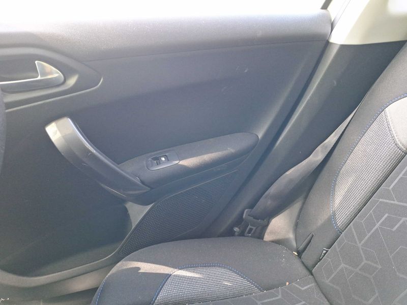 Peugeot 2008 1.2 VTi Style 2018 – снимка 47