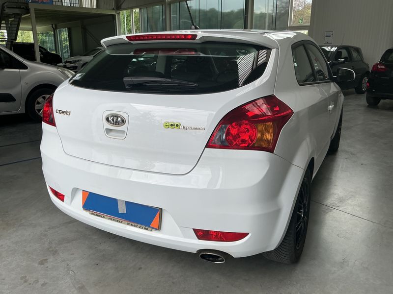 Kia cee'd 1.6 CRDi Active 2011 – снимка 2