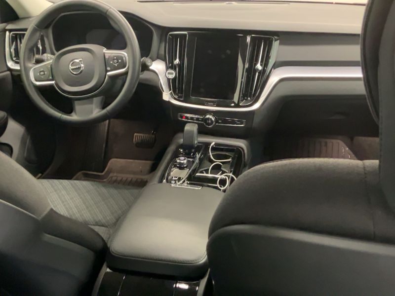 Volvo V60 2.0 T6 Recharge Plug-in Hybrid Core AWD 2022 – снимка 18