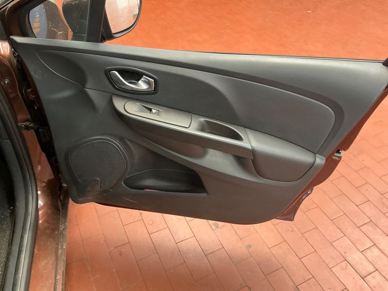 Renault Clio 0.9 Dynamique 2015 – снимка 23