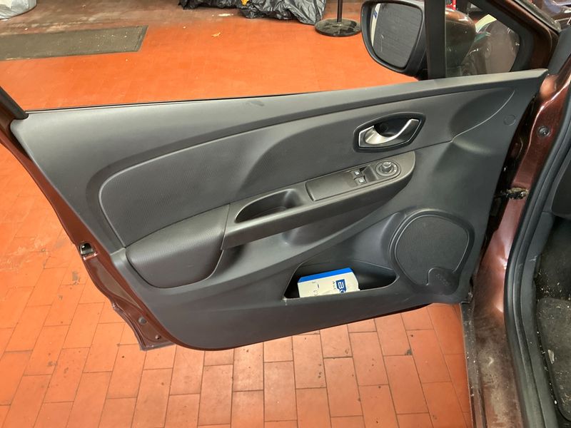 Renault Clio 0.9 Dynamique 2015 – снимка 28