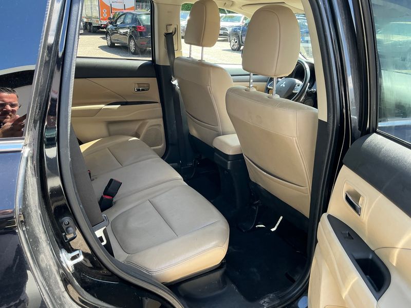 Mitsubishi Outlander 2.2 DI-D Plus 4WD 2014 – снимка 19