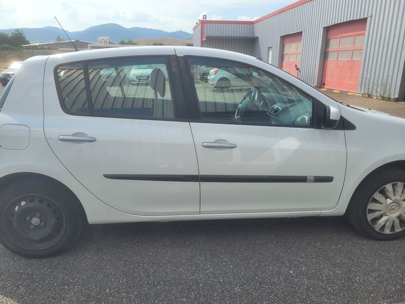 Renault Clio 1.5 dCi Expression Clim 2011 – снимка 10