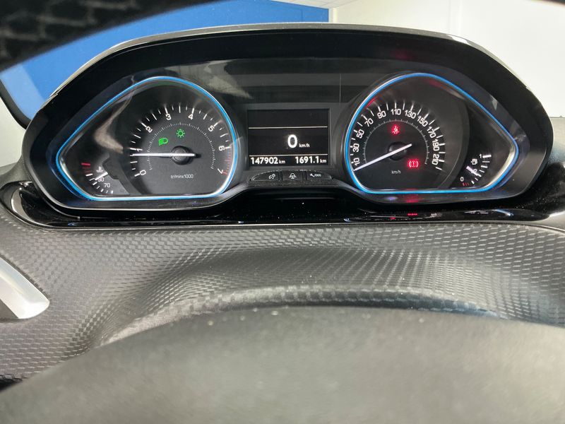 Peugeot 2008 1.2 PureTech Allure 2017 – снимка 18