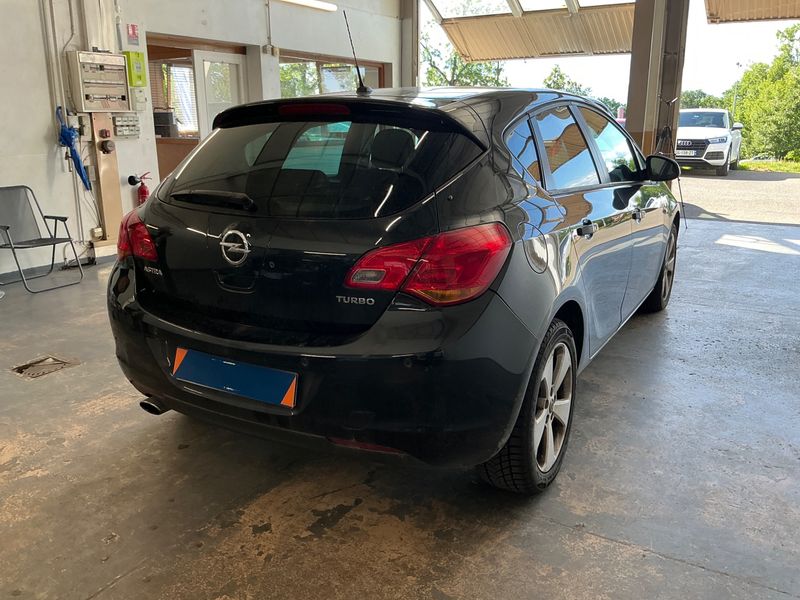 Opel Astra 1.4 Turbo Design Edition 2011 – снимка 2