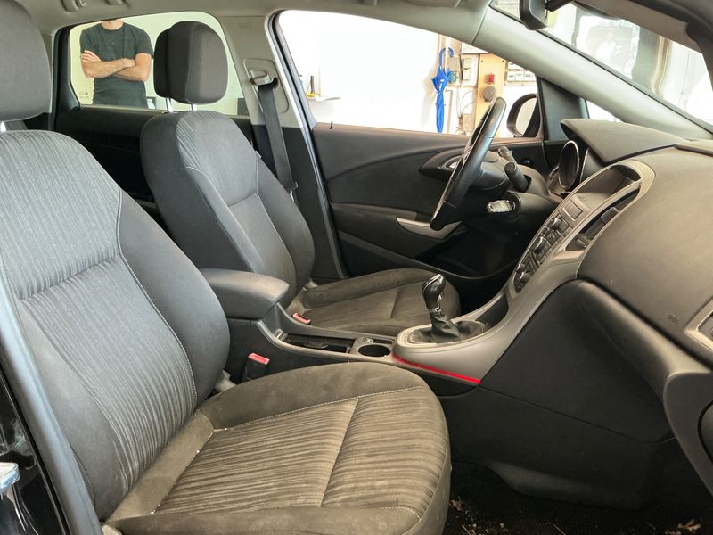 Opel Astra 1.4 Turbo Design Edition 2011 – снимка 3