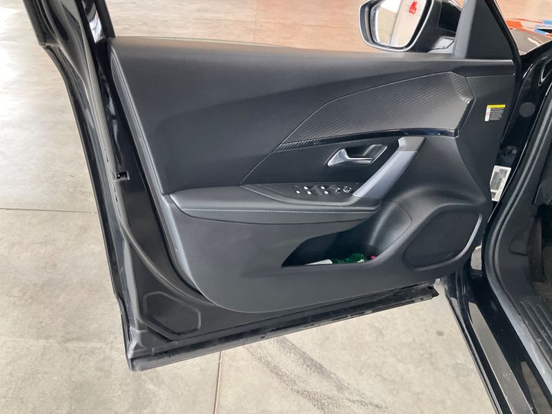 Peugeot 2008 1.2 PureTech Allure 2020 – снимка 24