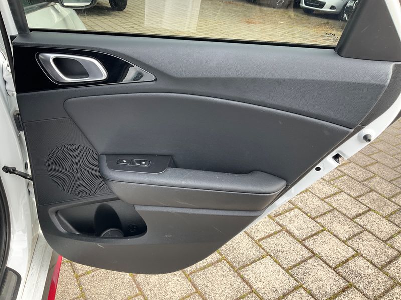 Kia pro_cee'd 1.6 TGDI GT 2023 – снимка 25