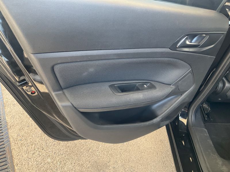 Peugeot 308 1.5 Blue-HDi Allure 2018 – снимка 35