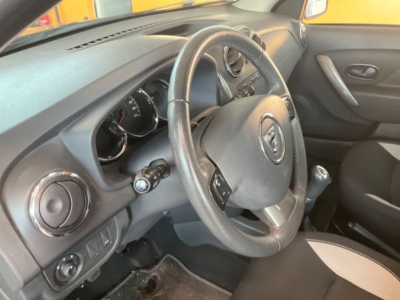 Dacia Sandero 1.5 dCi Stepway Prestige 2015 – снимка 23