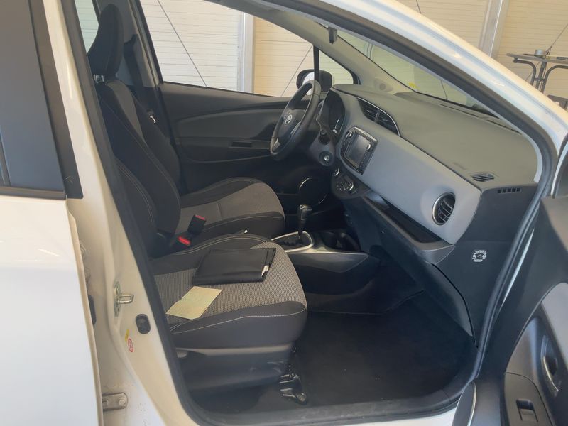 Toyota Yaris 1.5 Hybrid Comfort 2015 – снимка 16