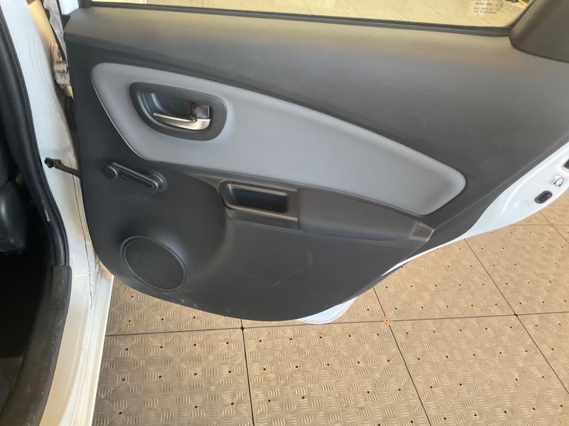 Toyota Yaris 1.5 Hybrid Comfort 2015 – снимка 24