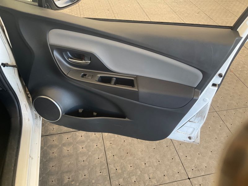 Toyota Yaris 1.5 Hybrid Comfort 2015 – снимка 28