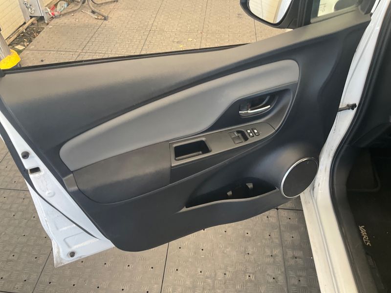 Toyota Yaris 1.5 Hybrid Comfort 2015 – снимка 26