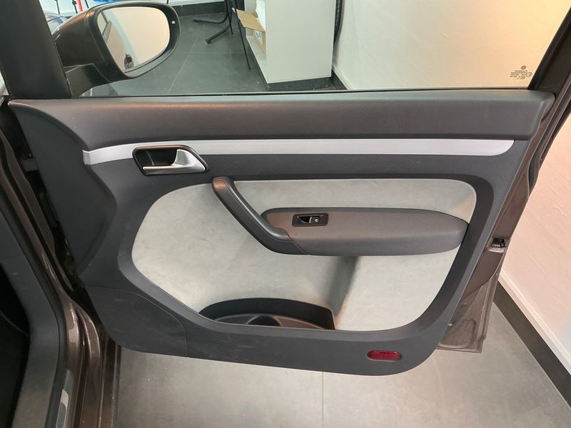 Volkswagen Touran 2.0 TDI CrossTouran 2014 – снимка 29