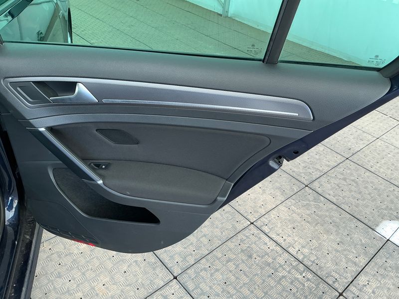 Volkswagen Golf VII 1.2 TSI Lounge BlueMotion Tech 2015 – снимка 27