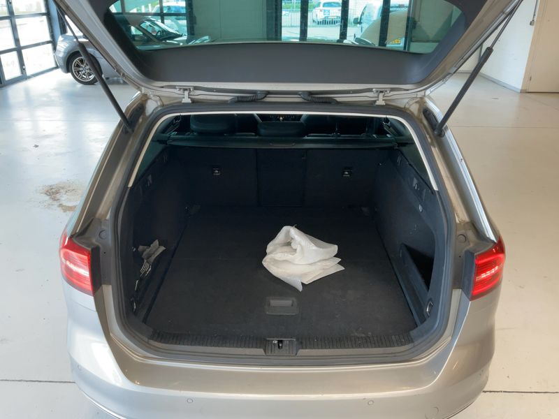 Volkswagen Passat 1.6 TDI Carat BlueMotion Tech 2016 – снимка 15