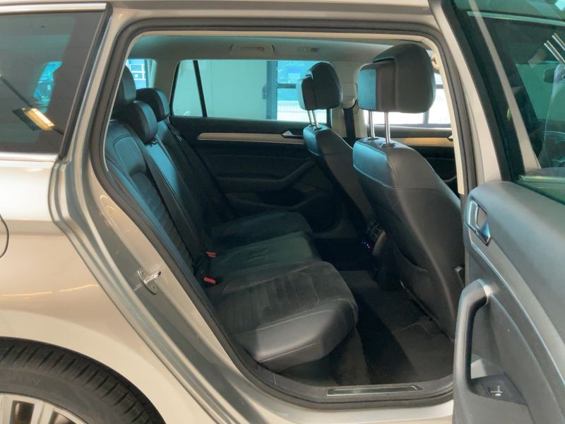 Volkswagen Passat 1.6 TDI Carat BlueMotion Tech 2016 – снимка 19