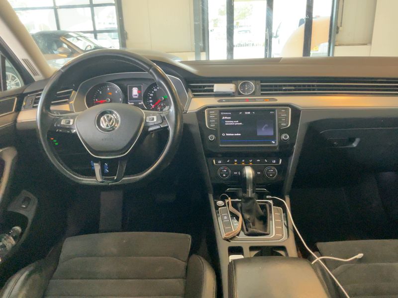 Volkswagen Passat 1.6 TDI Carat BlueMotion Tech 2016 – снимка 17
