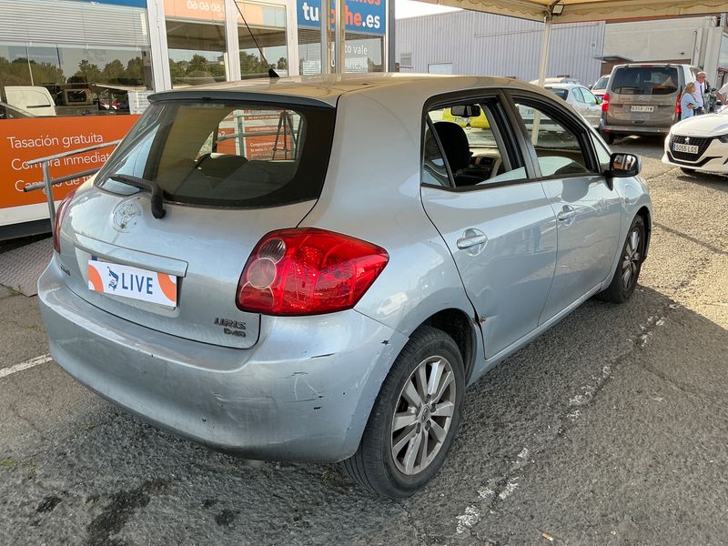 Toyota Auris 2.0 D-4D Sol 2007 – снимка 2